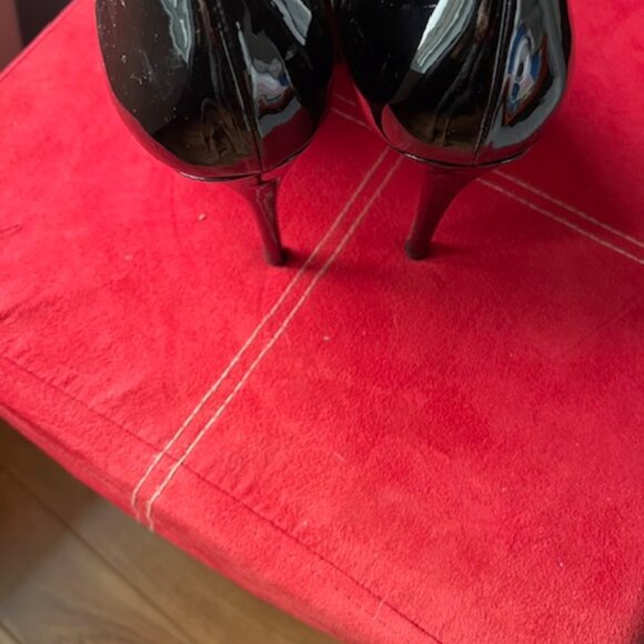 Black Louboutin pumps - Picture 5 of 11